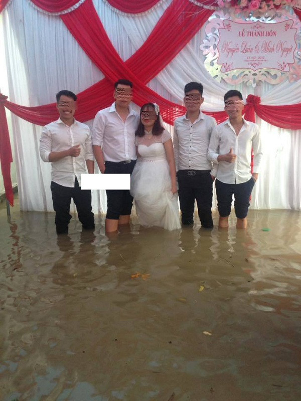 Chắc hẳn cặp dâu - rể này sẽ có một kỉ niệm chẳng thể quên về đám cưới của mình khi vén váy, xắn quần cùng bạn bè đứng dưới nước chụp ảnh kỉ niệm.