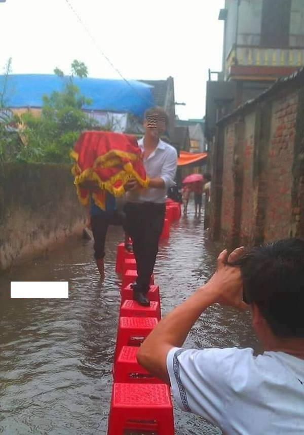Và đám hỏi này thật may mắn khi có đội bê lễ nhà trai nhiệt tình, bắc ghế làm cầu, vượt ngập lụt tiến vào nhà cô dâu.