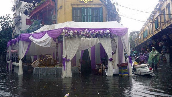 Và một đám cưới ngay lòng phố cổ - phố Tạ Hiện chắc có lẽ sẽ rất đẹp nếu như nó không bị mưa bão khiến cho tan tác, bàn một nơi ghế một nẻo vì mưa ngập như thế này.