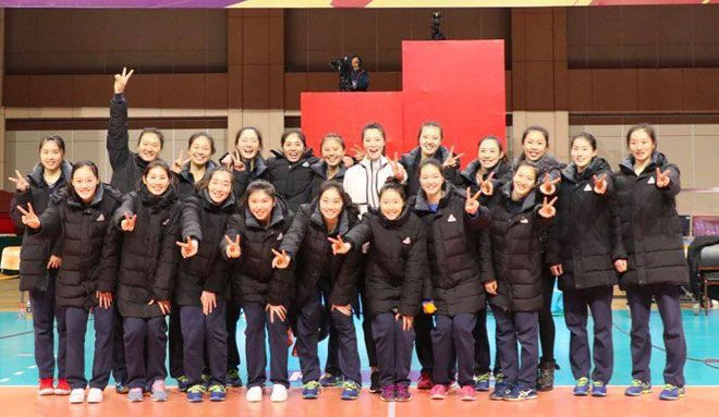 Các cầu thủ nữ Giang Tô chia tay thủ lĩnh một thời.