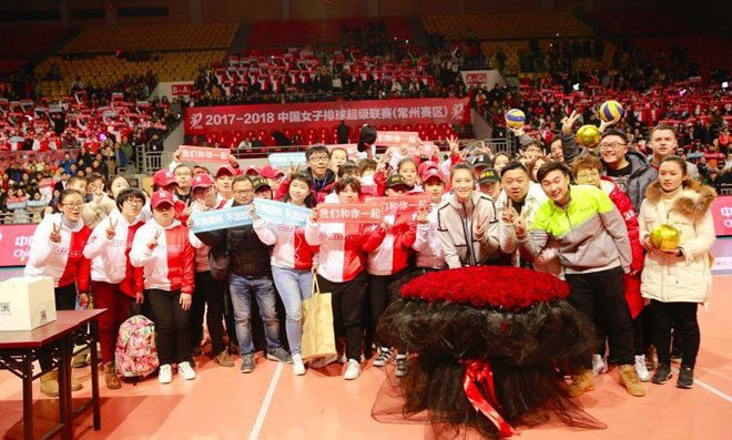 Đông đảo khán giả của CLB Giang Tô chia tay "huyền thoại" CLB.