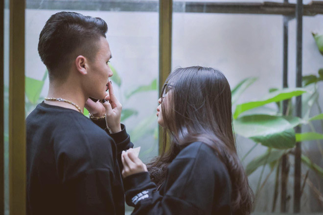 Nhật Lê (Quảng Nam, sinh viên trường Đại học Sư phạm Nghệ thuật Trung ương)- bạn gái Quang Hải được biết đến là một cô gái xinh đẹp và năng động, luôn ủng hộ niềm đam mê bóng đá của bạn trai. Ngay cả khi anh chàng mải mê tập luyện, thi đấu ở xa, cô cũng không giận dỗi vu vơ.