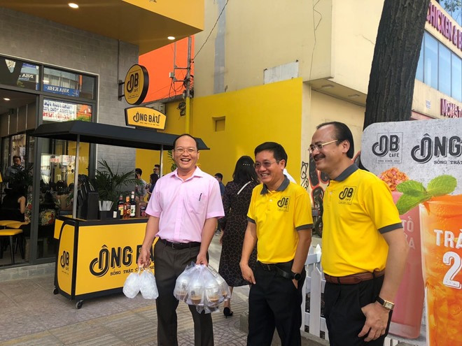 Một vị khách order 10 - 20 ly mang đi. Vị khách này sau khi khen cà phê ngon còn bỏ nhỏ với 2 ông bầu: "Bán rẻ thế có đủ lời không". Được biết, giá cà phê đá là 16.000 đồng/ly. Thực đơn quán có khá nhiều loại nước đang thịnh hành hiện nay như cà phê đá, cà phê sữa đá milk foam, Matcha, Machiato, Americano, các loại sinh tố, trà sữa trân châu, sữa chua...