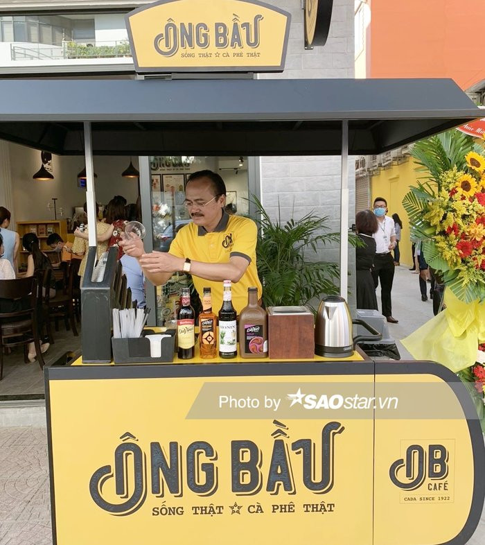 Sáng 19/2, cà phê Ông Bầu mở cửa "lấy ngày", trong đó có sự có mặt ông Võ Quốc Thắng, Chủ tịch Công ty CP Đồng Tâm và ông Trần Thanh Hải, Chủ tịch Công ty Nutifood, còn bầu Đức từ Campuchia bay về không kịp. Ảnh: Saostar.