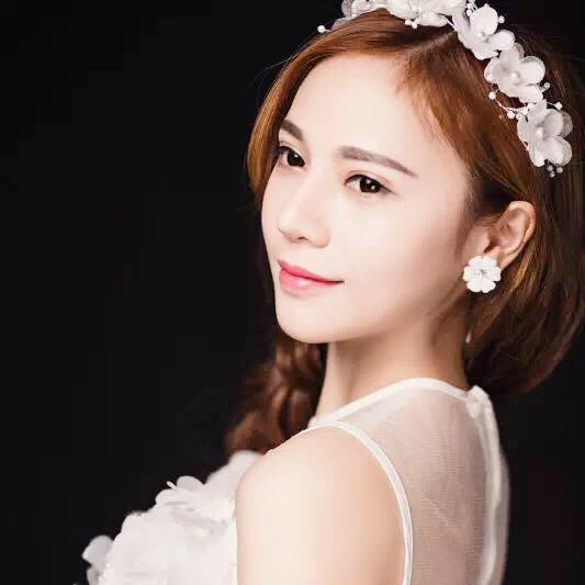 Cô gái sinh năm 1994 cho biết, ngay từ khoảng thời gian đầu mới sang Trung Quốc lập nghiệp cô đã được một người đàn ông ở Chiết Giang ngỏ ý chi 50 nghìn tệ, tương đương 175 triệu đồng mỗi tháng để "bao ăn ở" cho cô. Tuy nhiên chưa cần hỏi về các điều kiện thỏa thuận, các yêu cầu của người này, Hạnh Thu đã từ chối thẳng thừng. Ảnh: Facebook nhân vật.