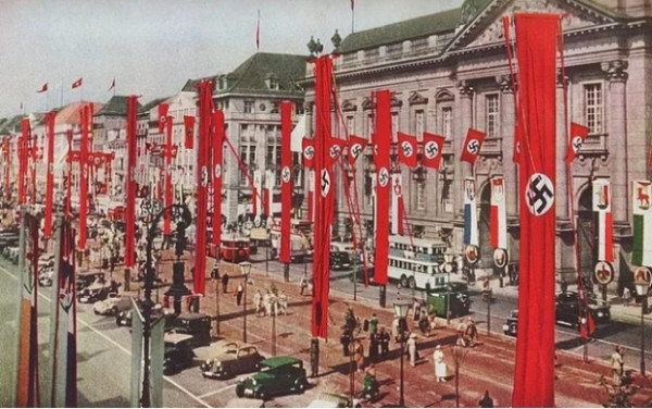 Và đây là một bức ảnh của Đức vào những năm 1930.