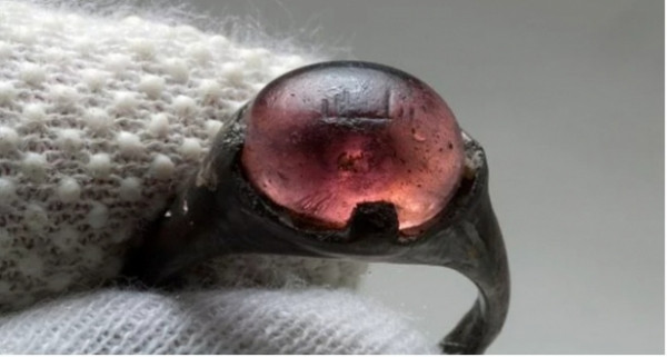 Một chiếc nhẫn Viking thế kỷ 9 với dòng chữ Hồi giáo "For Allah"