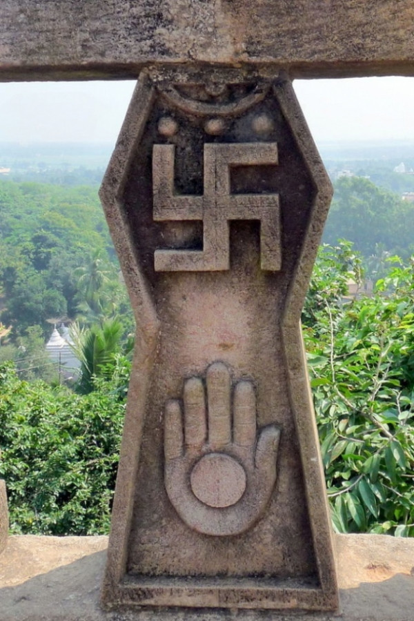 rước khi rơi vào tay Hitler, hình chữ vạn là biểu tượng của sự may mắn trong 3.000 năm.