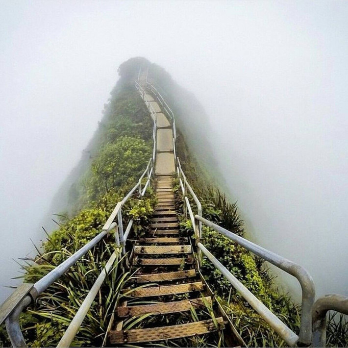 “Nấc thang lên thiên đường” ở Oahu, Hawaii. Ảnh: Migueltoralba.