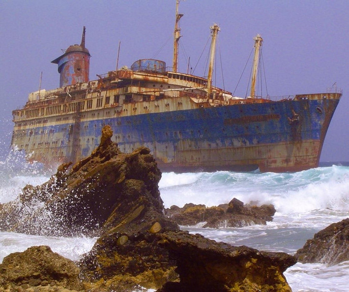 Con tàu bỏ hoang gần đảo Fuerteventura, thuộc quần đảo Canary. Ảnh: Wollex.