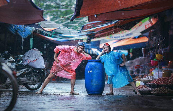 Khác hẳn với các bộ ảnh cưới lung linh, được đầu tư về trang phục cầu kỳ, đôi vợ chồng 9X Thùy Linh – Trường Giang đã không ngại ngần thực hiện bộ ảnh cưới chỉ với đôi dép tổ ong, bộ quần áo mưa đơn giản. Chính sự khác biệt bá đạo trong bộ ảnh cưới này đã khiến dân mạng thích thú, dành nhiều lời khen ngợi không ngớt.