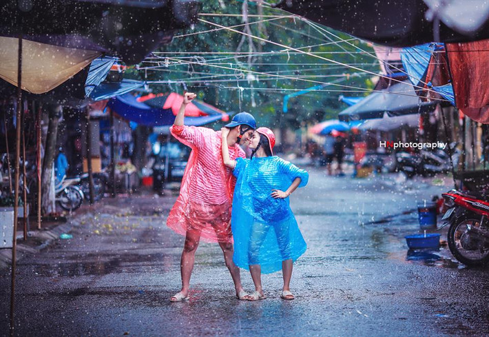 Trong quá trình chụp ảnh cưới dưới trời mưa tầm tã cũng có khá nhiều vất vả, nhất là khi phải di chuyển. Cùng với đó ánh sáng cũng ảnh hưởng khá nhiều đến chất lượng các bức hình. Tuy nhiên nhờ phương châm "vui là chính" bộ ảnh vẫn nhận được phản hồi tích cực từ phía gia đình và bạn bè của cặp đôi.