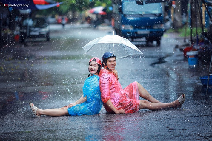 Những hành động ngộ nghĩnh, đáng yêu và nét biểu cảm tươi cười hớn hở của cô dâu và chú rể làm người xem được nhiều phen cười nghiêng ngả. Và có lẽ ở bộ ảnh này điều người ta cảm nhận rõ ràng nhất đó chính là sự giản đơn ở chính suy nghĩ của đôi vợ chồng bá đạo. Chỉ cần luôn bên nhau, vui vẻ và hạnh phúc thì dù chụp ảnh cưới như thế nào họ vẫn luôn thấy mãn nguyện.