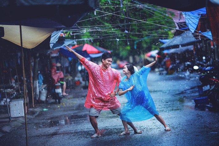 Được biết nhân vật chính trong bộ ảnh cưới có một không hai này là chú rể Trường Giang quê gốc Hưng Yên và cô dâu Thùy Linh quê Ninh Bình. Theo như chia sẻ của cô dâu, chú rể thì vốn bộ ảnh cưới ban đầu lên ý tưởng hoàn toàn khác, tuy nhiên do thời tiết không ủng hộ, đúng hôm chụp ảnh thì trời mưa to. Lấy chính bất lợi để khơi nguồn sáng tạo, Thùy Linh và Trường Giang đã cùng ê – kíp chụp ảnh triển khai bộ ảnh cưới độc đáo.