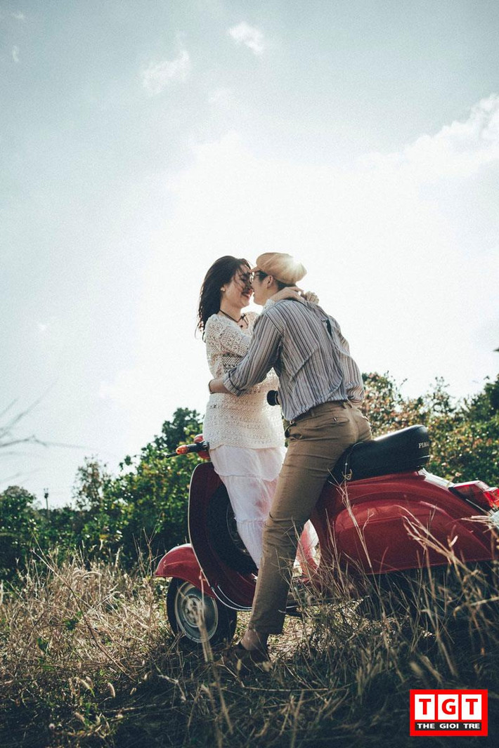 Nhiếp ảnh Trần Huy Hoàng chia sẻ: “Những biểu cảm từ ánh mắt đến cử chỉ thân mật mà cặp đôi này dành cho nhau là hoàn toàn tự nhiên, không hề diễn một chút nào. Điều này cũng khiến cho người chụp như mình có thêm cảm hứng, cố gắng bắt trọn được những cảm xúc của hai nhân vật".