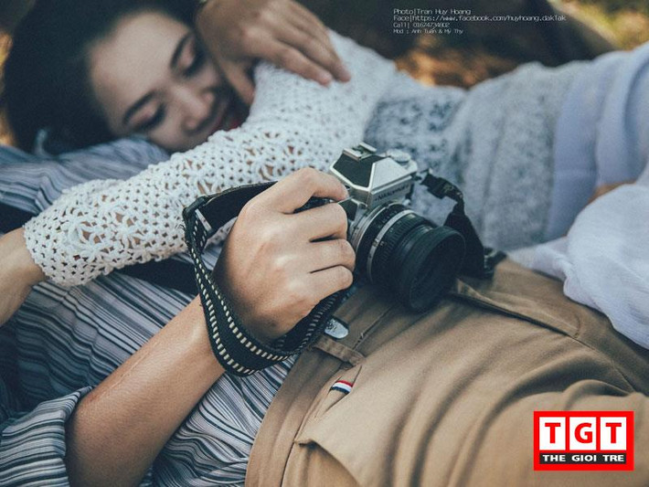 Bộ ảnh tình yêu được chụp tại đồi thông Buôn Ma Thuột theo phong cách vintage. “Phong cách vintage là ý tưởng do bạn Hoàng nhiếp ảnh gợi ý. Mình và bạn trai cũng rất ưng phong cách này. Vì công việc của hai đứa bận quá nên mãi mới xếp lịch để chụp hình. Không ngờ là trùng vào dịp Valentine này” nữ chính nhân vật Mỹ Thy tâm sự.
