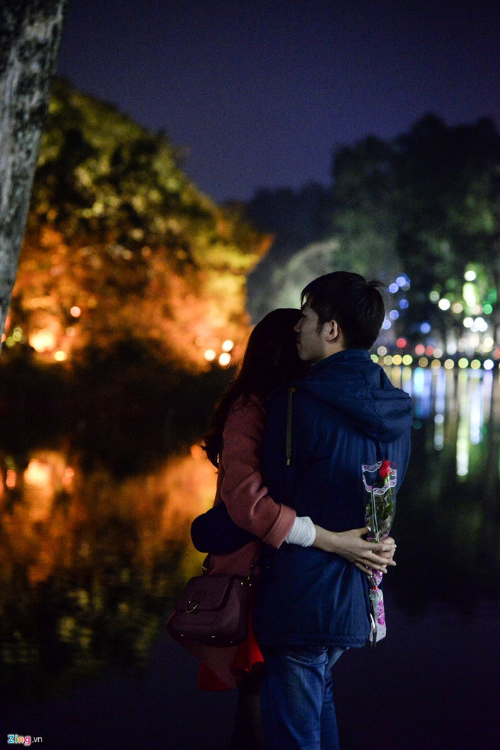 Họ bày tỏ tình cảm của mình bằng cách gửi cho nhau thiệp Valentine, hoa hồng, chocolate và một số loại quà tặng đặc biệt khác mang nhiều ý nghĩa.