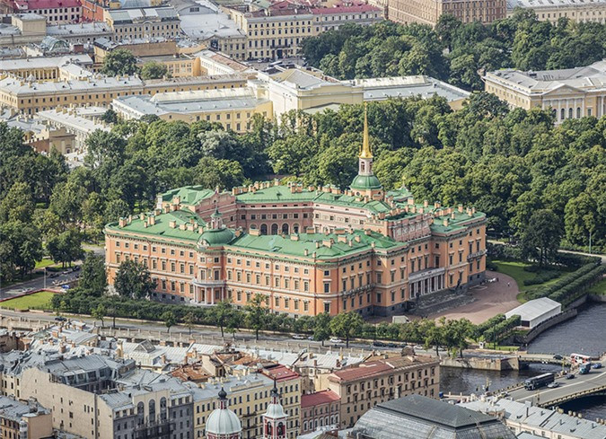 Lâu đài St. Michael ở St. Petersburg là dinh thự của hoàng gia được xây dựng theo lệnh của Nga hoàng (Tsar) Paul I. Ngày 21/3/1801, Tsar bị kẻ xấu ám hại. Người ta cho rằng linh hồn của Tsar vẫn ở trong lâu đài và thường xuất hiện ở hành lang với ngọn nến đang cháy trong tay.