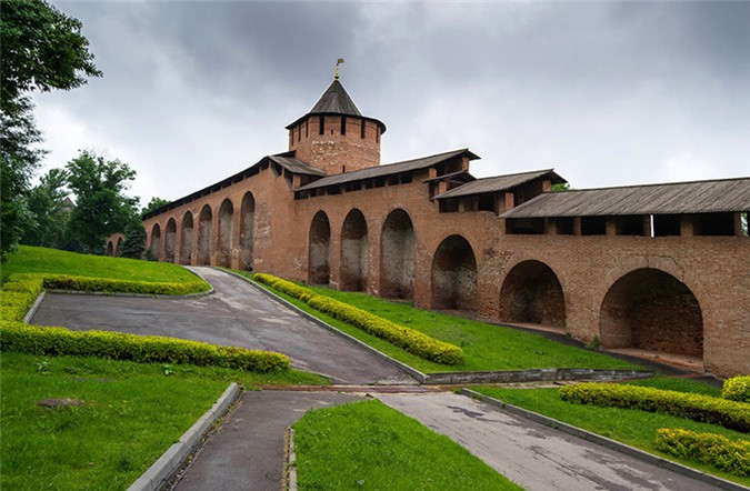 Kremlin ở Nizhny Novgorod cũng được cho là địa điểm có ma. Một số người cho biết họ từng nhìn thấy một phụ nữ nhợt nhạt bế con xuất hiện ở khu vực này.