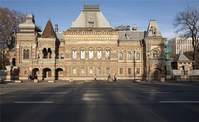 Ngôi nhà số 43 trên đường Bolshaya Yakimanka Street ở Moscow, còn được gọi là "Igumnov House", hiện là nơi cư trú của Đại sứ Pháp. Câu chuyện ma ở ngôi nhà này liên quan đến cái chết của một người phụ nữ. Người này được cho là bị sát hại vì phụ bạc người tình.