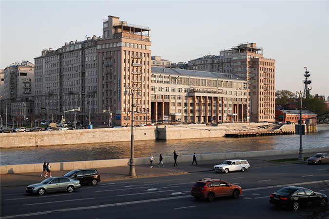 Ngôi nhà nằm ở số 2 phố Serafimovicha là một trong những nơi nổi tiếng nhất ở thủ đô Moscow, được biết đến như là nơi cư trú của các nhà thơ, họa sĩ, diễn viên, vận động viên Liên Xô... Tuy nhiên, ngôi nhà bị đồn là đầy bóng ma của những nạn nhân từng chết ở đây trong quá khứ.