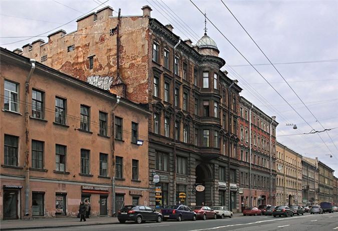 Căn hộ trên tầng hai tại số 64 phố Gorokhovaya ở St. Petersburg ngày nay là một căn hộ chung cư bình thường. Tuy nhiên, vào đầu thế kỷ 20, đó là nơi ở của một trong những nhân vật bí ẩn nhất trong lịch sử Nga - Grigory Rasputin. Bóng ma của người đàn ông này đôi khi vẫn xuất hiện với những lời càu nhàu và bước chân nặng nề trong những góc tối.