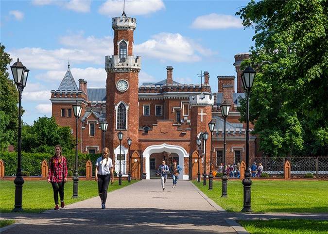 Lâu đài Oldenburg gần Voronezh. Được xây dựng vào cuối thế kỷ 19, lâu đài này thuộc về công chúa Eugenia của Leuchtenberg. Ngày nay, hồn ma của Eugenia vẫn xuất hiện sau những hành lang sâu và đi lang thang qua các căn phòng của tòa lâu đài.