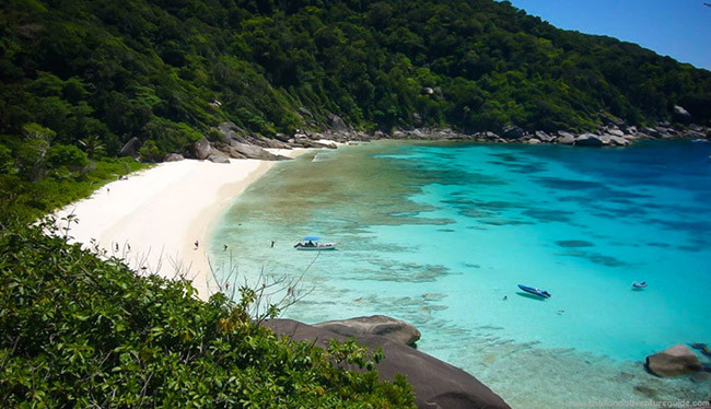Quần đảo Similan, Thái Lan: Được bảo vệ tốt bởi Chính phủ Thái Lan hòn Đảo Similan bao gồm một nhóm gồm 9 quần đảo, với làn nước trong vắt và là nơi lý tưởng để ngắm san hô tuyệt đẹp, cá nhiệt đới cùng những tảng đá hùng vĩ. Đây là một trong những hòn đảo đẹp nhất Đông Nam Á mới được bình chọn.