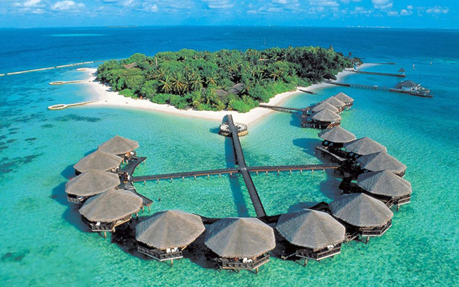Quần đảo Baros, Maldives: Những bãi biển thanh bình kéo khách du lịch từ khắp nơi trên thế giới đổ về đây. Bạn sẽ được thưởng thức thời gian thư giãn và tắm nắng, hoặc lặn biển và các môn thể thao dưới nước khác.