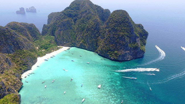Quần đảo Phi Phi, Thái Lan: Quần đảo này là một trong những hòn đảo đáng yêu nhất ở Thái Lan. Chỉ mất 45 phút lái xe từ Phuket và bạn sẽ đến hòn đảo tuyệt vời này với làn nước xanh ngọc và sinh vật biển đầy màu sắc.