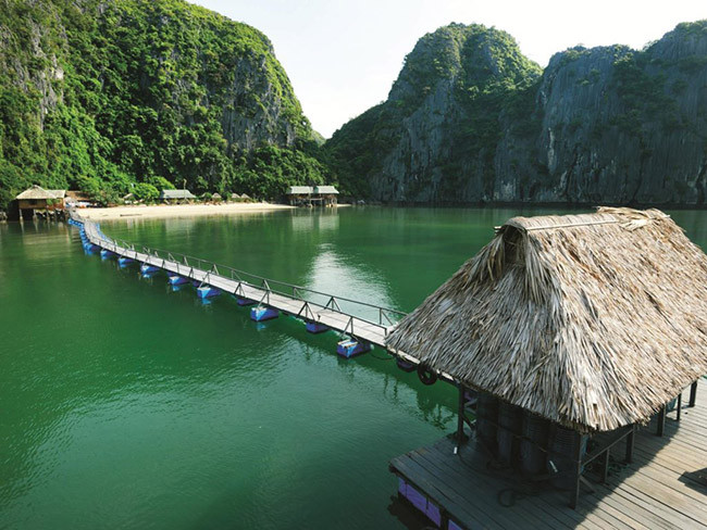 Đảo Cát Bà, Việt Nam: Cát Bà là một hòn đảo tuyệt vời nằm ở Việt Nam nổi tiếng với nước biển trong xanh và những bãi biển ấm áp đáng yêu.
