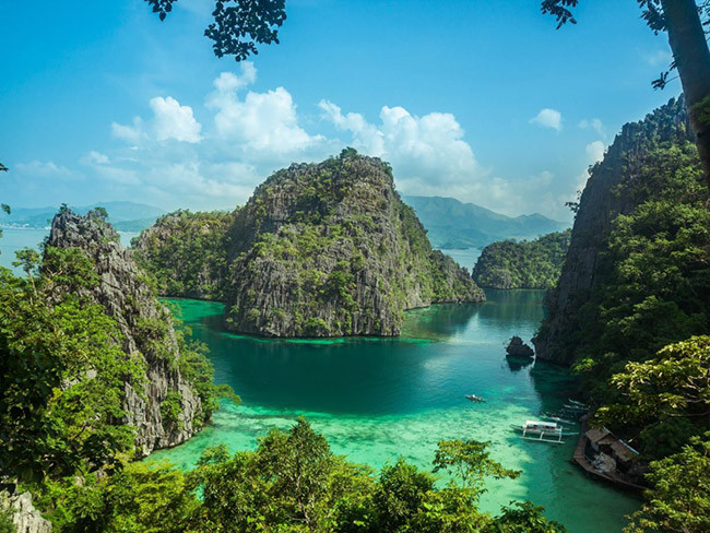 Palawan, Philippines: Đảo xanh nổi tiếng của Philippines này là một trong những hòn đảo tốt nhất ở Nam Á. Đảo luôn được bao phủ bởi cây xanh trong suốt cả năm, và cảnh quan đẹp như tranh vẽ với thác nước rất nổi tiếng.