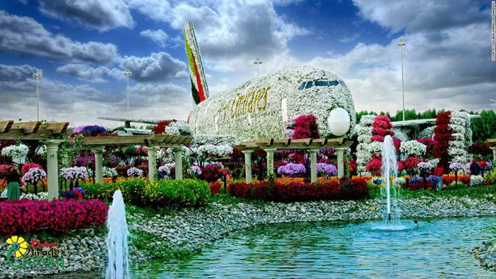 Mô hình nặng hơn 100 tấn này được tạo nên từ hơn 5 triệu nhánh hoa.