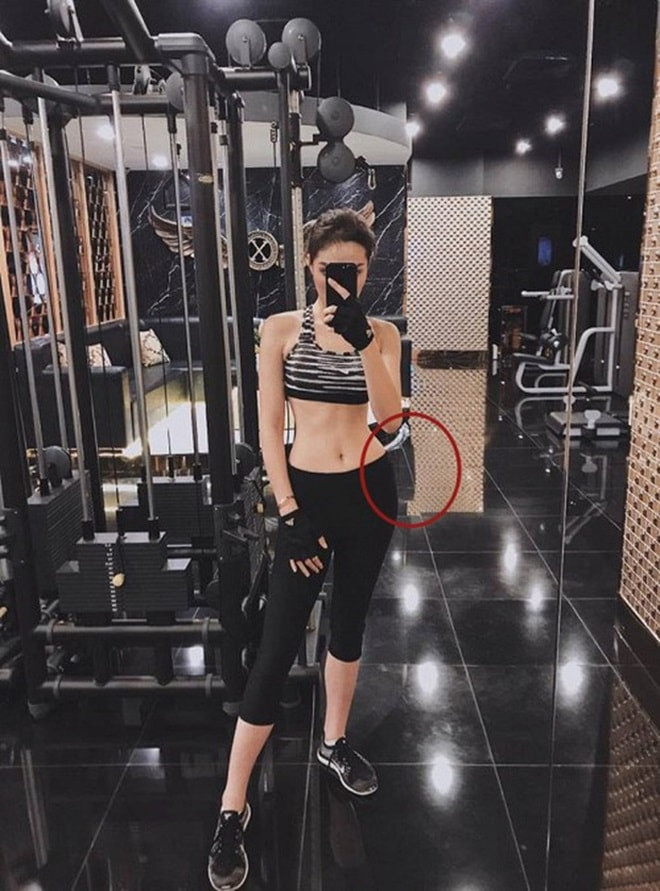 Một trong những bức ảnh gần đây nhất mà Nguyễn Cao Kỳ Duyên đăng tải đã khiến cho công chúng trầm trồ trước vòng eo gần như hoàn hảo của cô. Thế nhưng, tinh mắt hơn một chút có thể nhìn thấy bức tưởng phía sau lưng Kỳ Duyên bị lõm vào một cách khó hiểu.