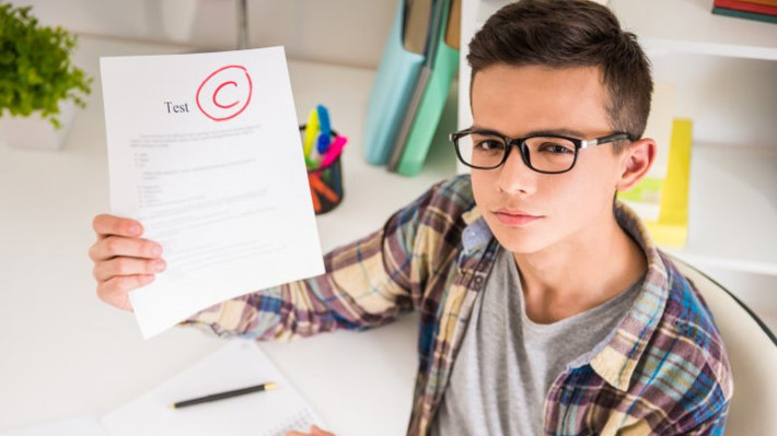 Kết quả học tập giảm sút: Kết quả học kém đi và việc bị bắt nạt có mối liên hệ với nhau. Khi bị bạn bè bắt nạt, con sẽ không chú ý bài giảng, tự ti, ít tham gia các hoạt động trên lớp và thành tích học tập sa sút. Hơn nữa, giáo viên nếu không tìm hiểu kĩ sẽ nghĩ là trẻ không có động lực học tập thay vì cho là trẻ bị bắt nạt.