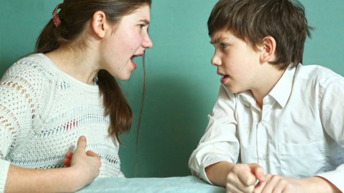 Cư xử tệ với mọi người trong gia đình: Nếu con gái bạn luôn yêu thương anh chị em của mình đột nhiên trêu chọc và chế giễu họ hay con trai bạn trước giờ luôn là đứa trẻ ngoan thì nay lại trở nên xấu tính thì có thể con đang chịu những ảnh hưởng tiêu cực khi là nạn nhân của bạo lực học đường.