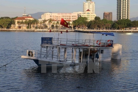Được biết, khoảng 20h25 ngày 4/6, khi đang chở khách du ngoạn sông Hàn thì tàu Thảo Vân 2 mang số hiệu ĐNa-0016 bất ngờ chao đảo. Chỉ chưa đầy 5 phút, con tàu nghiêng rồi chìm dần dưới dòng nước xoáy. Ngay trong đêm, hơn 300 cán bộ, chiến sĩ thuộc Quân khu V, Bộ đội biên phòng, Công an TP Đà Nẵng và ngư dân được huy động đến sông lặn ngụp dưới dòng nước cứu vớt. Đến sáng 5/6, đã cứu sống được 53 người trong đó có 4 người nước ngoài quốc tịch Malaysia và nhiều trẻ em. Ảnh: TTXVN.