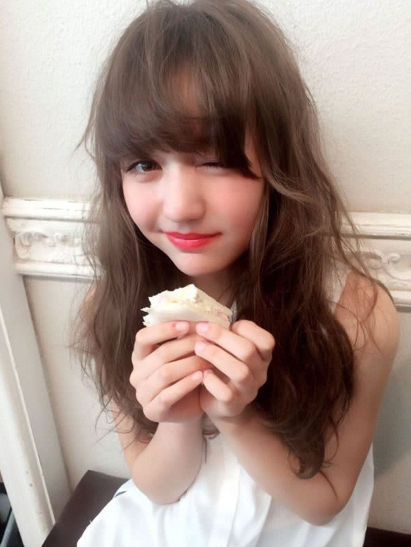 Tìm đến trang cá nhân của thiên thần lai Nga - Nhật xinh đẹp Kimura Yuriya, những người từng hoài nghi 9GAG đăng thông tin sai sự thật đã phải tâm phục khẩu phục. Trên dòng ghi thông tin cá nhân, Kimura Yuriya cho biết cô bé sinh năm 2004, nghĩa là năm nay chính xác mới tròn 12 tuổi. Điều này càng khiến dân mạng thêm kinh ngạc khi ngắm nghía ngoại hình của cô bé.
