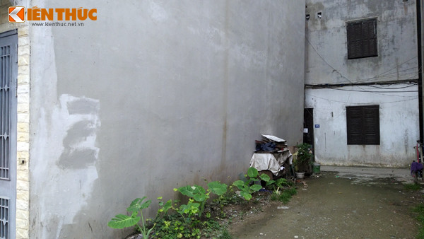 Ngoài ra, UBND phường Vĩnh Tuy còn ra thông báo yêu cầu người nhà ông Tùng phải di dời cùng tài sản bên trong đi chỗ khác và có biện pháp chống đỡ ngôi nhà 5 tầng bị nghiêng.