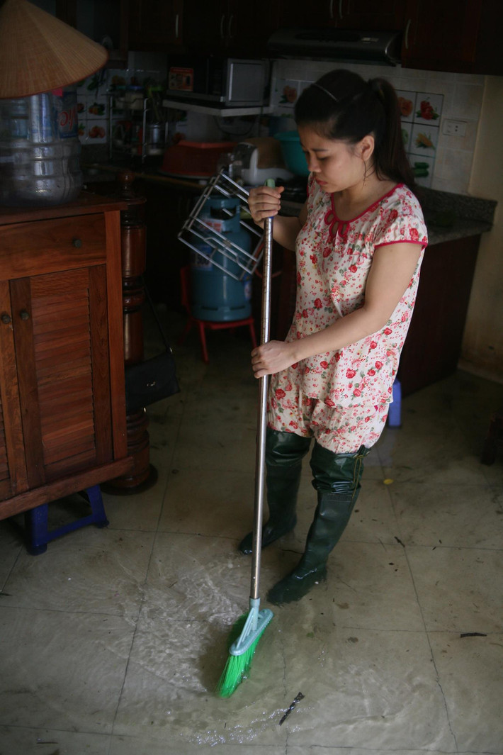 Chị Thu (người dân) cho biết: "Do nước ngập vào sâu trong nhà nên ngày nào cũng phải dùng chổi quét, đẩy được phần nào nước ra ngoài tránh mùi hôi thối. Mấy hôm trước, nhiều gia đình còn bị ngập cao hơn mép bàn uống nước nên cuộc sống rơi vào cảnh vô cùng khổ sở đã phải sơ tán đi nơi khác".