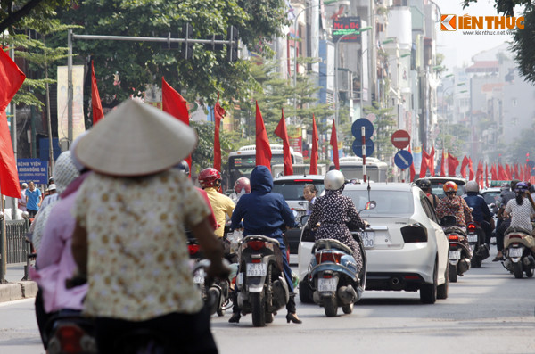Sắc cờ đỏ tràn ngập trên phố Tây Sơn (Đống Đa, Hà Nội).