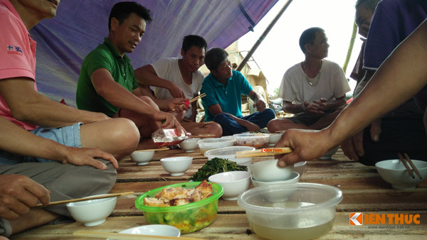 Bữa cơm dưới chân núi rác của người dân xã Tân Tiến.