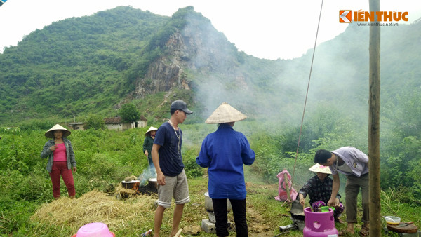 Từ sáng 3/8 đến nay, người dân xã Tân Tiến vẫn tập trung nhau túc trực dưới chân núi Thoong phản đối xây dựng dự án nhà máy rác thải. Người dân còn góp gạo, gas, mang máy phát điện... ra nấu nướng, ăn uống và sinh hoạt ngay dưới chân núi Thoong.