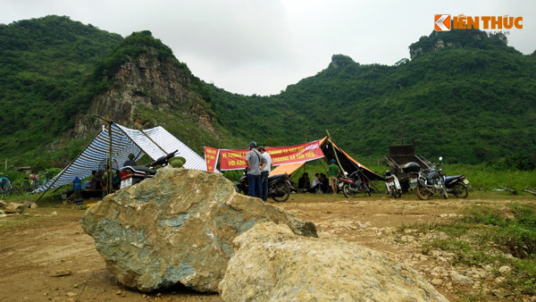 Như Kiến Thức đã đưa tin, nhiều ngày nay, hàng trăm người dân (có cả người già và trẻ nhỏ) ở hai thôn Gò Chè và Tiến Tiên thuộc xã Tân Tiến, Chương Mỹ, Hà Nội gác toàn bộ công việc đồng áng, gia đình… cùng nhau kéo ra chân núi Thoong để phản đối nhân viên Công ty Môi trường đô thị Xuân Mai đến đóng cọc, căng dây thép khoanh mốc giới khu đất 10ha chuẩn bị cho việc xây dựng dự án nhà máy xử lý rác thải.