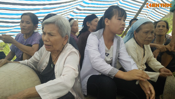 Người dân núi Thoong (có cả người già, trẻ em và nam nữ thanh niên) túc trực cả ngày lẫn đêm dưới chân núi.
