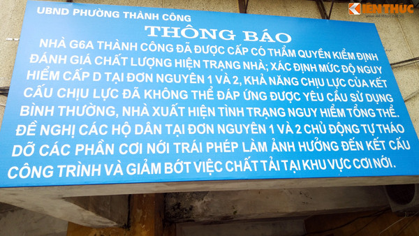 UBND phường Thành Công treo bảng thông báo yêu cầu các hộ tháo dỡ các "chuồng cọp" cơi nới trái phép để giảm tải cho khu tập thể.