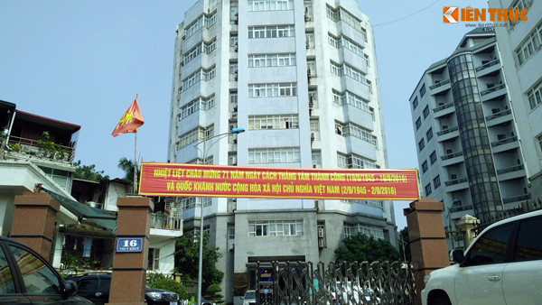 Băng rôn, khẩu hiệu cũng được treo trước cửa nhiều cơ quan, công sở Hà Nội.