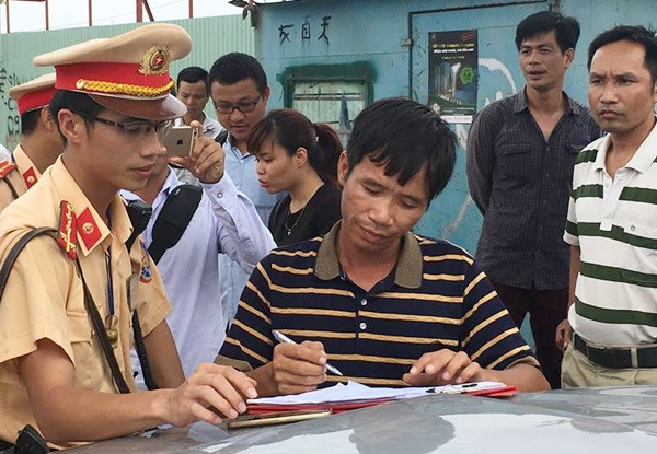 Cũng tại nút giao thông Lê Văn Lương, sau khi kiểm tra, đo nồng độ cồn tài xế Nguyễn Văn Tính điều khiển xe ô tô 29C-601.71 cảnh sát phát hiện ông Tính vi phạm nồng độ cồn, và xử phạt 2,5 triệu đồng.