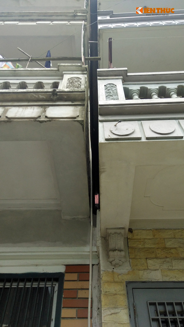 Khe khoảng cách giữa ngôi nhà số 11 và nhà số 9 ngách 34/187 phố Vĩnh Tuy rộng dần từ phía móng lên mái do nhà số 11 bị sụt lún, nghiêng sang lô đất số 13.