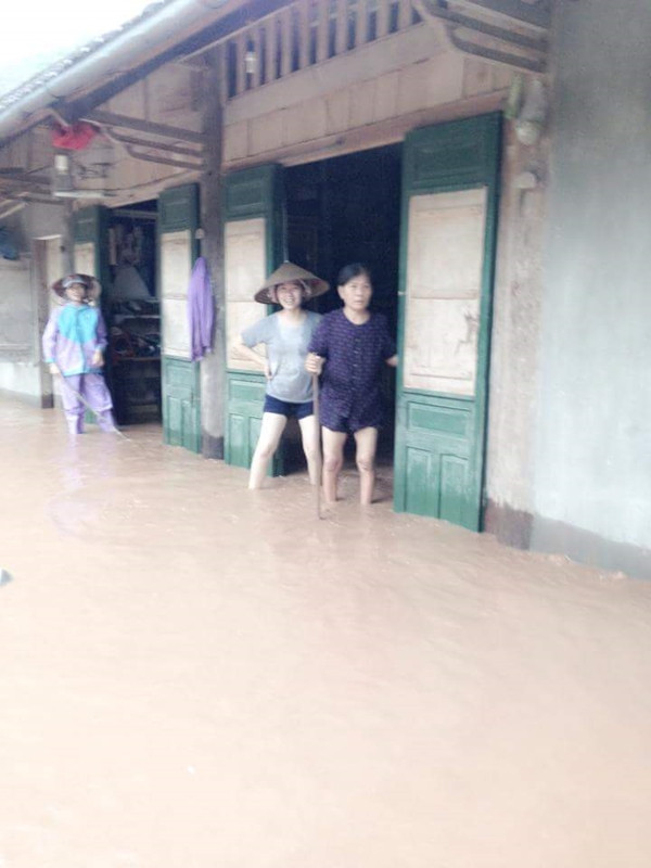 Nhiều người dân trên địa bàn xã Xăm Khòe, huyện Mai Châu không dám di chuyển ra khỏi nhà vì đường xá, quốc lộ đều bị ngập trong nước lũ.